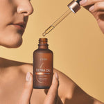 Femme appliquant ULTRA OIL™ apaisante sur la peau – huile de chanvre
