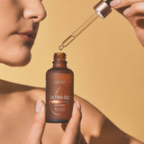 Femme appliquant ULTRA OIL™ apaisante sur la peau – huile de chanvre