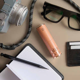 Étui Olfazeta 15 ml Modern orange en situation sur bureau