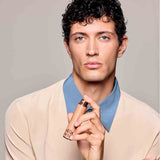 Étui de poche Olfazeta Modern 15 ml orange porté par un homme