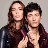 Étui de poche Olfazeta 15 ml noir et bordeaux porté par un homme et une femme