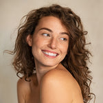 Sourire femme après utilisation du bain de bouche aloe vera Aurodhea Chogan