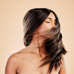 Femme secouant ses cheveux – brillance et fluidité – Light Drops Floral Chogan