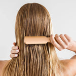 Femme utilisant le sérum Light Drops Honey – Cheveux brillants – Chogan