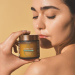Femme appliquant ULTRA OIL™ sur la peau – soin nourrissant multi-usage