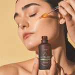 Femme appliquant ULTRA OIL™ Chogan – huile naturelle sur la peau