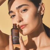 Femme appliquant ULTRA OIL™ sur le visage – soin repulpant et nourrissant